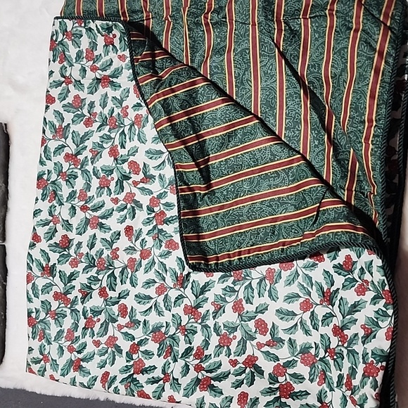 REVERSIBLE  CHRISTMAS DECORATIVE TABLE TOPPER. - Picture 2 of 4